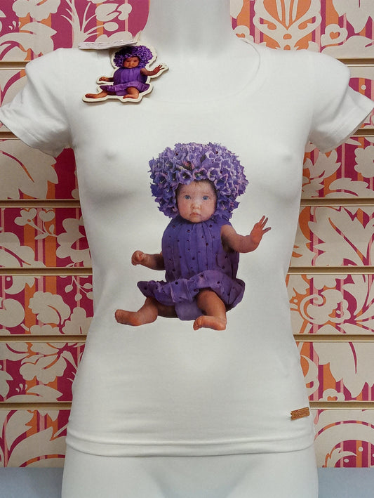 T-shirt donna streetwear bianca con stampa di bambina in vestito viola, stile urban.