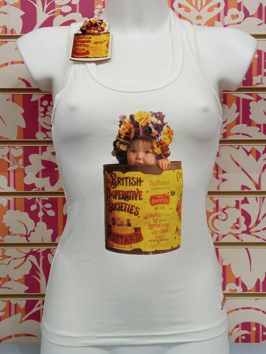 Canotta bianca streetwear donna con stampa colorata vintage, barattolo senape e bambina, stile urban