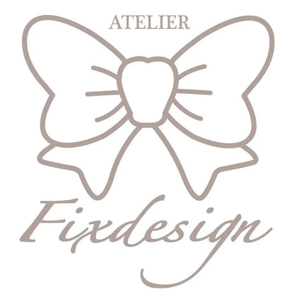 Logo Atelier Fixdesign con fiocco stilizzato in beige su sfondo bianco, stile elegante.