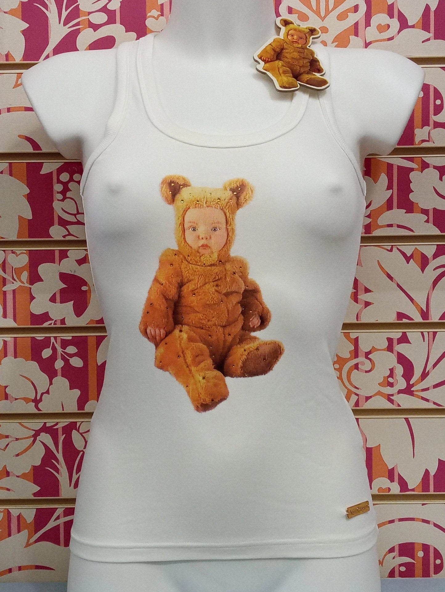 Canotta bianca donna streetwear con stampa colorata di bimbo in costume da orsetto marrone, stile urban casual.