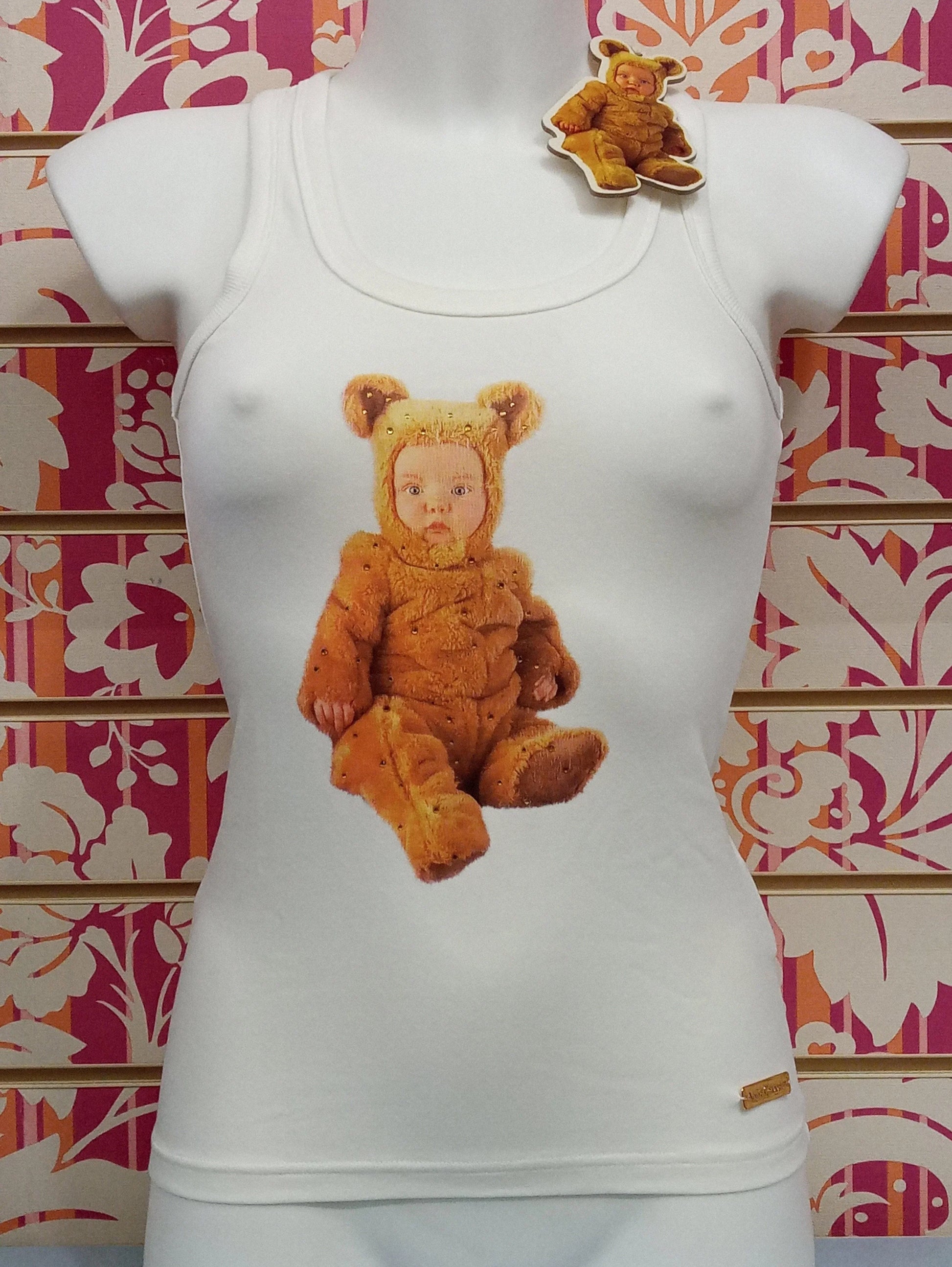 Canotta bianca donna streetwear con stampa colorata di bimbo in costume da orsetto marrone, stile urban casual.