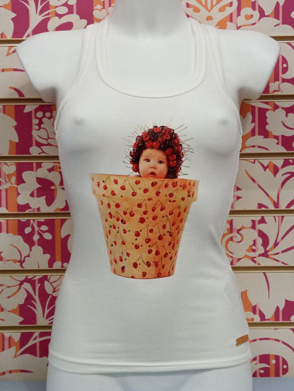 Canotta donna bianca streetwear con stampa urban di bambino in vaso decorato, stile urban.