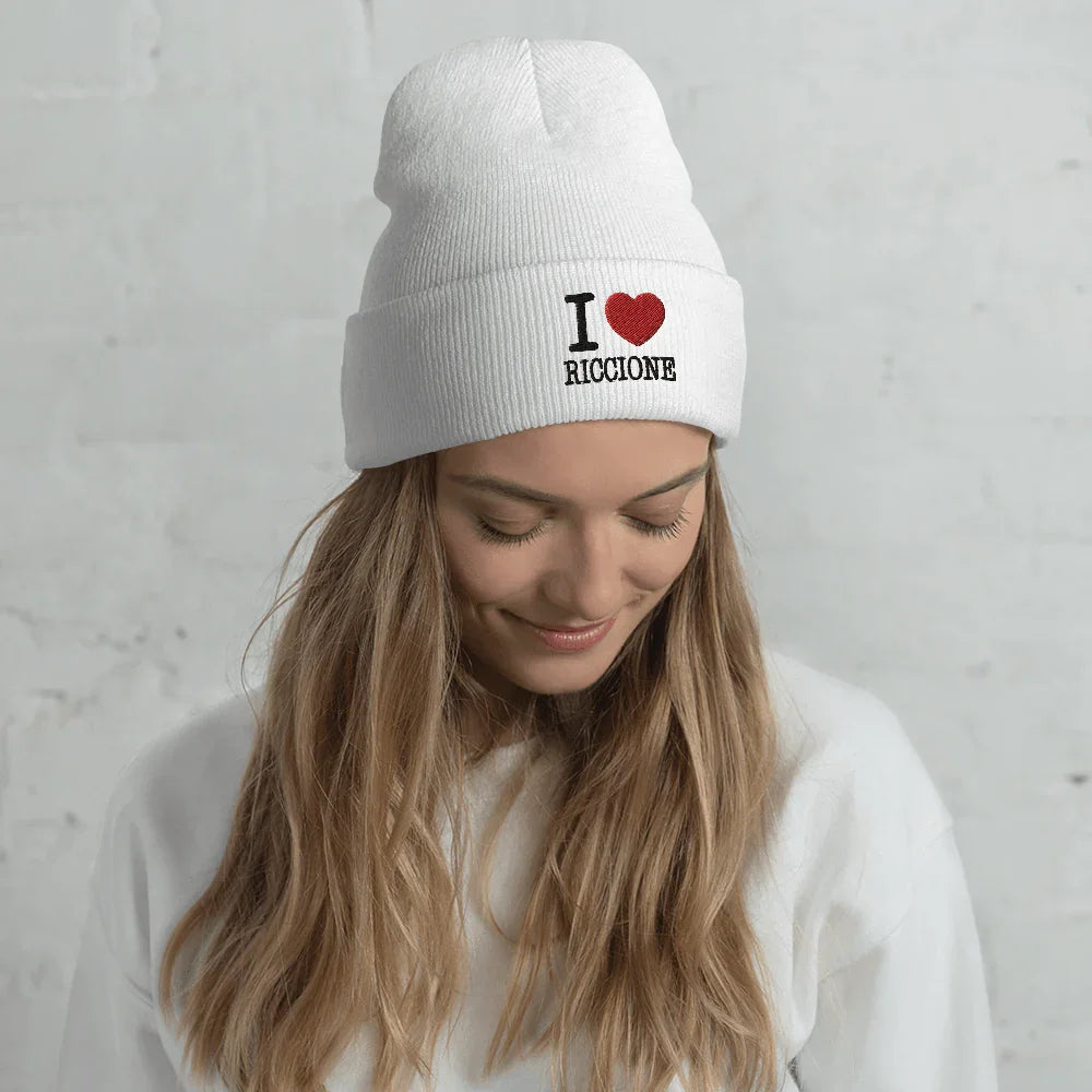 Beanie bianco in maglia con scritta ricamata I Love Riccione, stile streetwear urban.