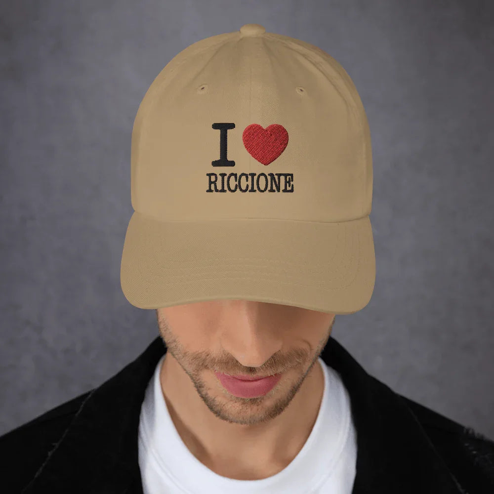 Cappellino beige stile streetwear con scritta ricamata I love Riccione, cuore rosso, cotone