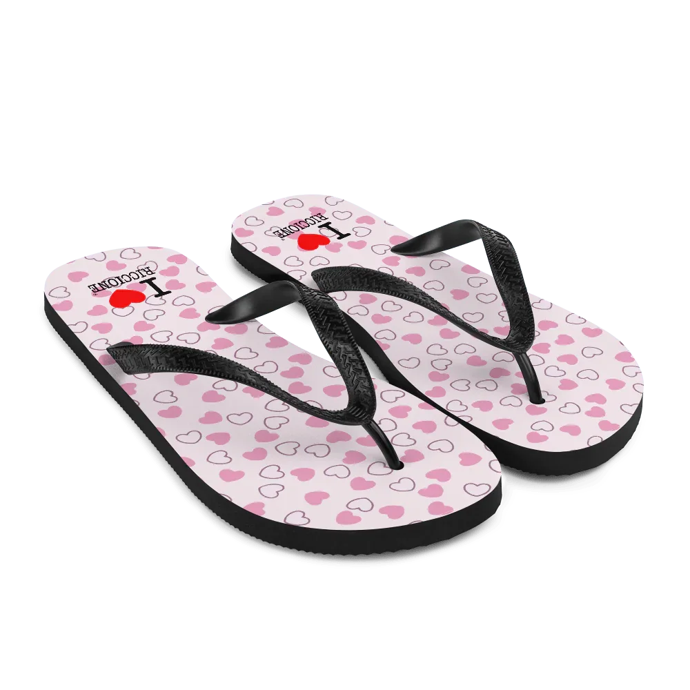 Infradito streetwear urban con suola rosa decorata da cuori rosa e neri, fascette nere in gomma