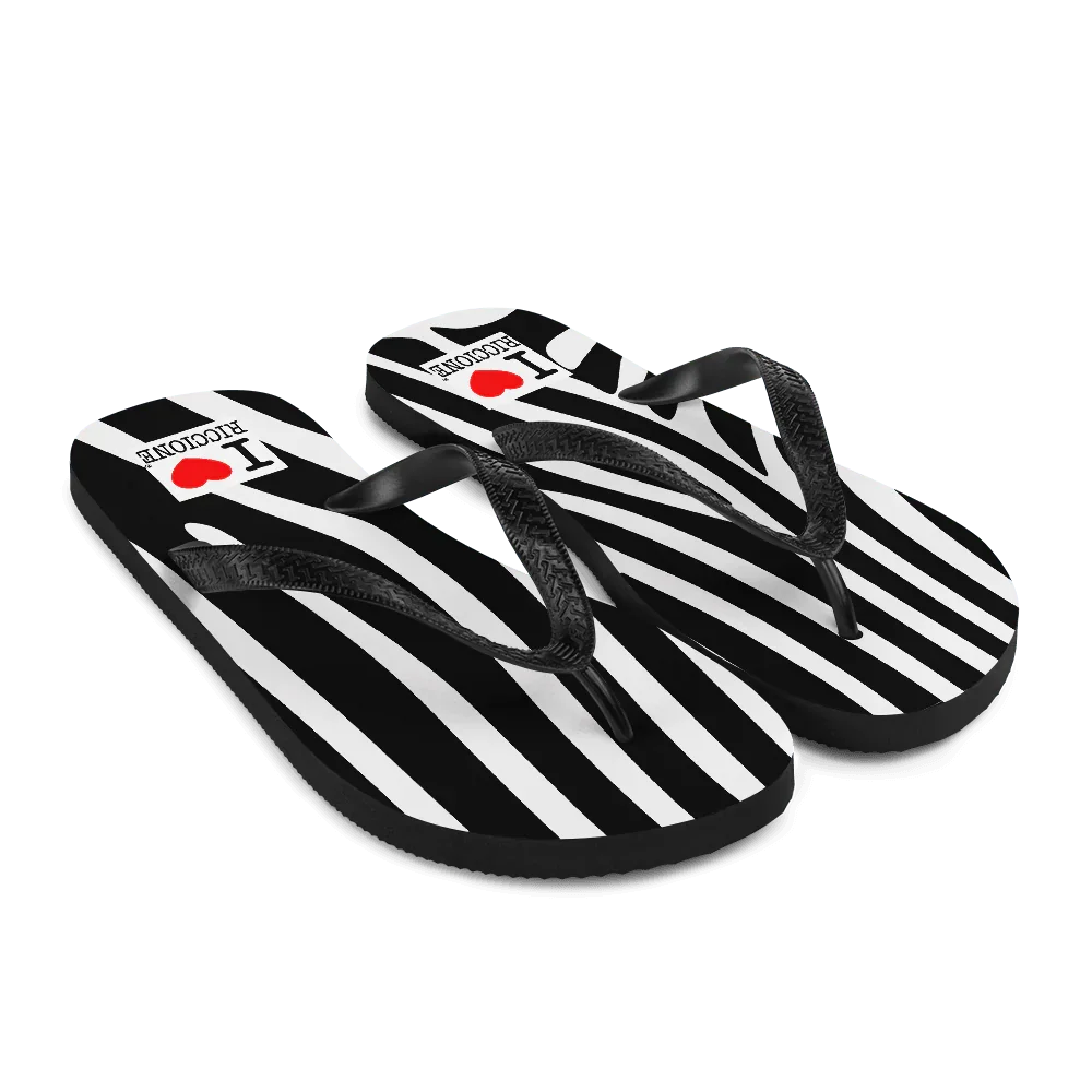 Infradito streetwear nere e bianche a righe con scritta I love Riccione, stile urban casual.