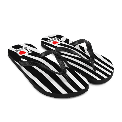 Infradito streetwear nere e bianche a righe con scritta I love Riccione, stile urban casual.