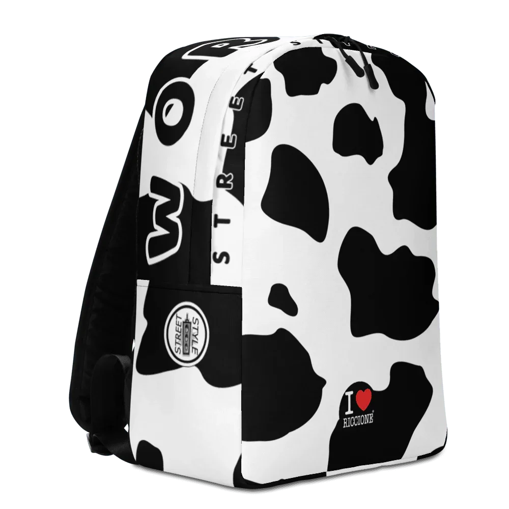 Zaino streetwear nero e bianco effetto maculato, tessuto sintetico, dettaglio I love Riccione, stile urban.