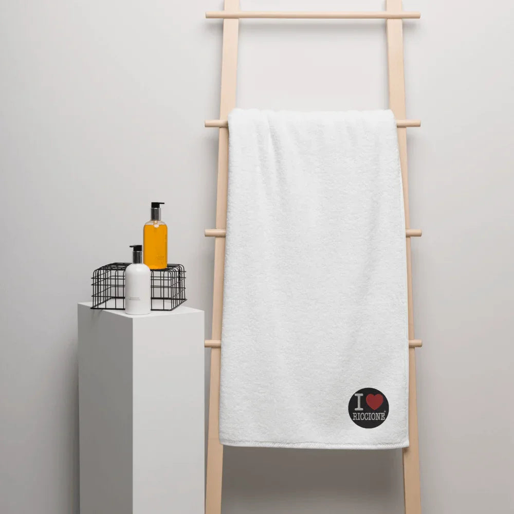 Asciugamano oversized in cotone turco bianco con stampa streetwear 'I love Riccione', stile urban.