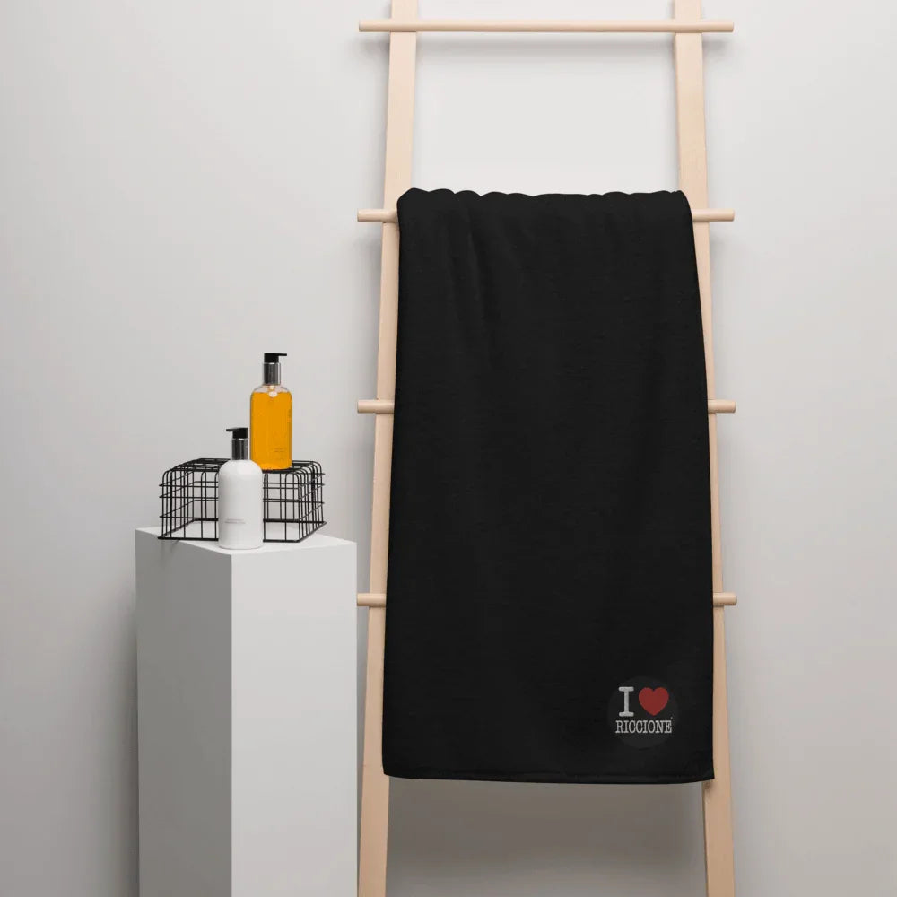 Asciugamano nero oversized in cotone turco con scritta I Love Riccione, stile streetwear urban.