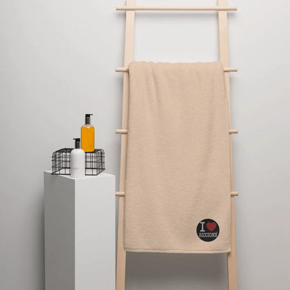 Asciugamano oversize beige in cotone turco con patch streetwear "I Love Riccione", stile urban.