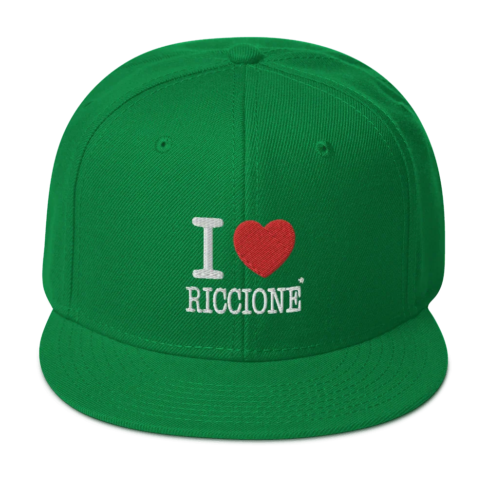 Cappello snapback verde streetwear con ricamo I love Riccione in bianco e rosso.