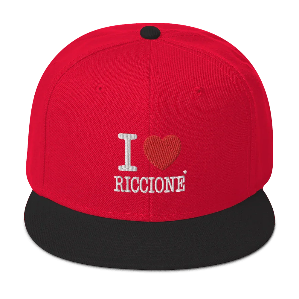 Cappellino snapback streetwear rosso con visiera nera e scritta ricamata I love Riccione