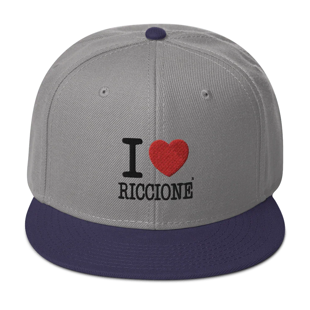 Cappello snapback streetwear grigio con visiera blu, ricamo I love Riccione e cuore rosso.