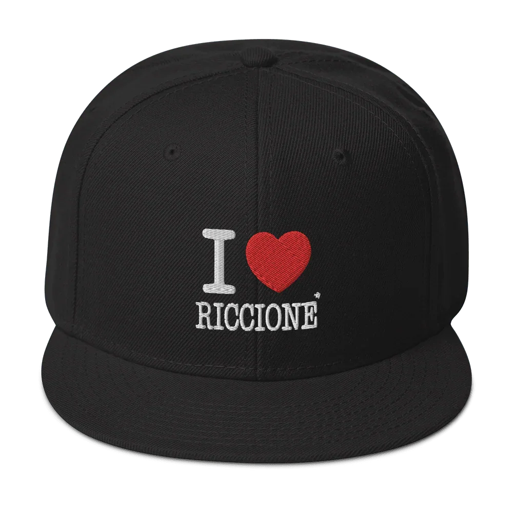 Cappellino snapback nero stile streetwear con ricamo bianco e cuore rosso, tessuto urban