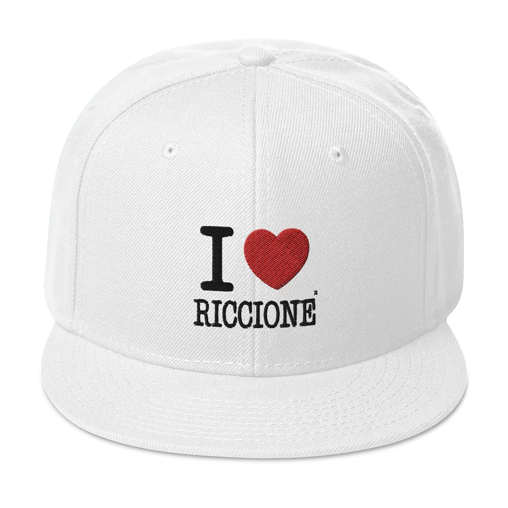 Cappello snapback bianco streetwear con ricamo I love Riccione, stile urban moderno.