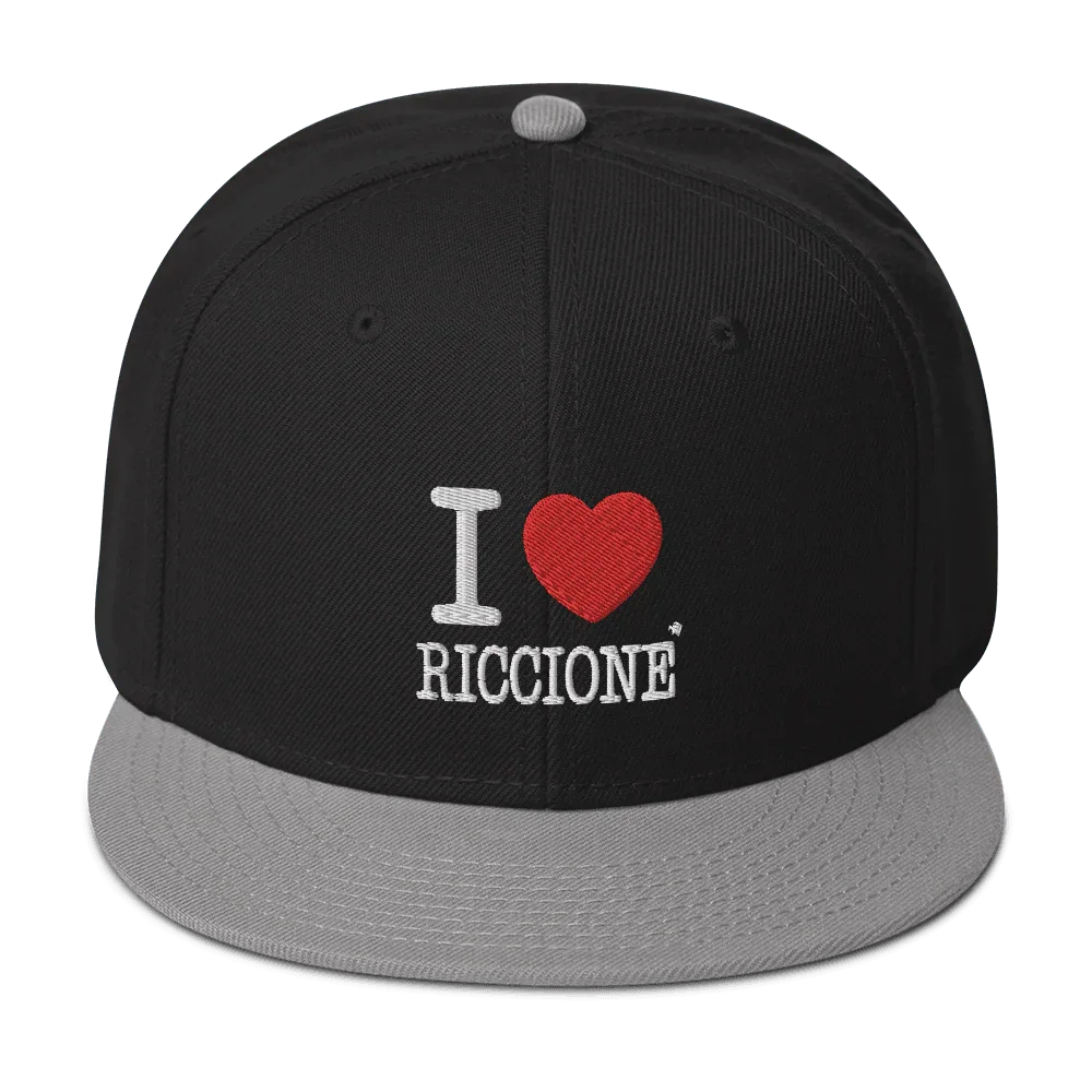 Cappellino snapback streetwear nero con visiera piatta grigia, ricamo 'I love Riccione' davanti.