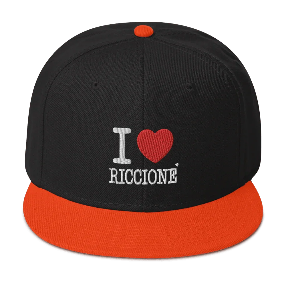Cappellino snapback streetwear nero con visiera e bottone arancioni, ricamo 'I ♥ Riccione'.