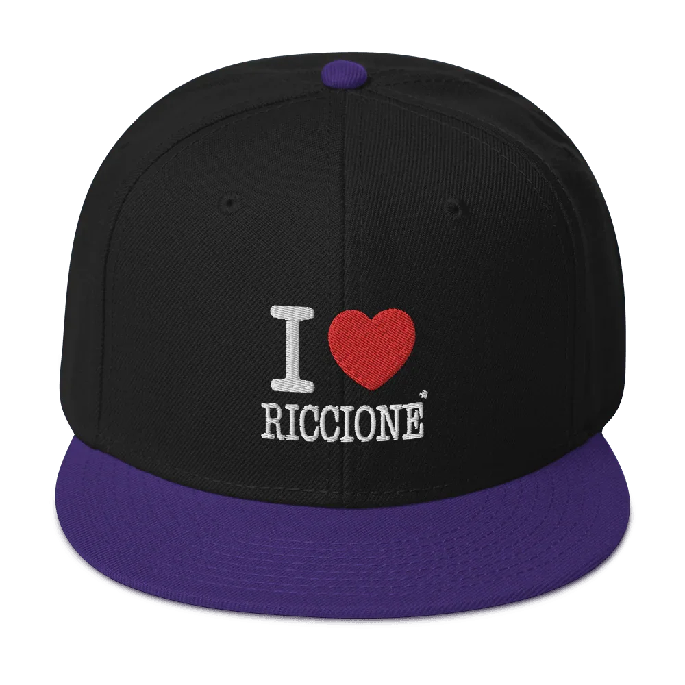 Cappellino snapback streetwear nero con visiera viola e ricamo 'I love Riccione' in stile urban.