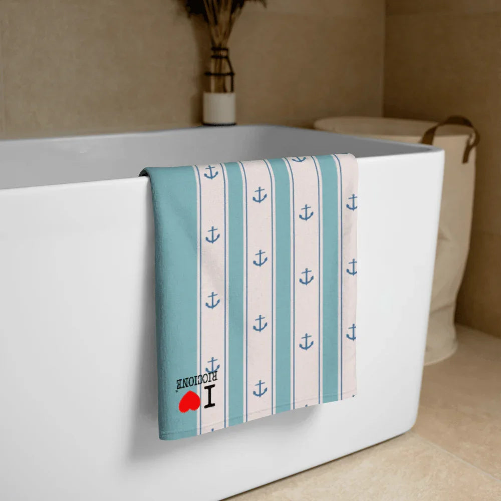 Asciugamano streetwear urban bianco e azzurro con ancore blu e scritta I love Riccione, stile moderno.