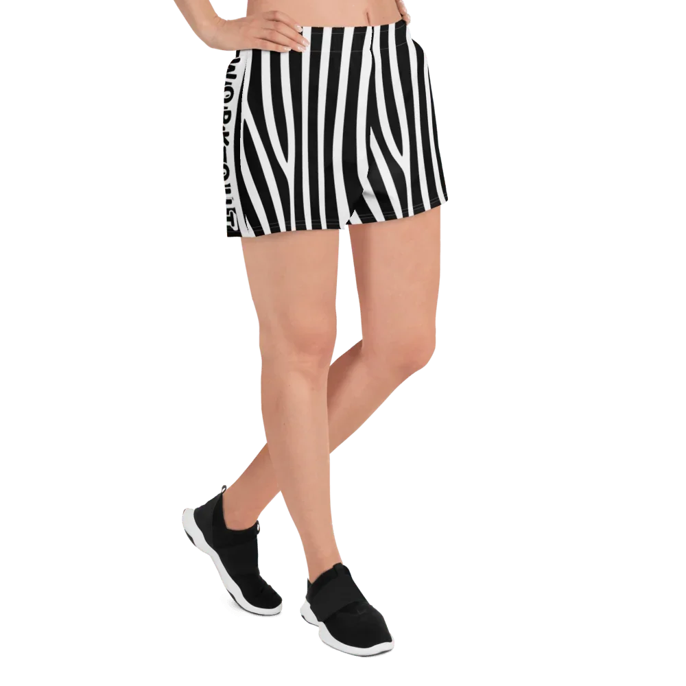 Shorts donna streetwear in tessuto leggero, righe verticali bianche e nere, stile urban