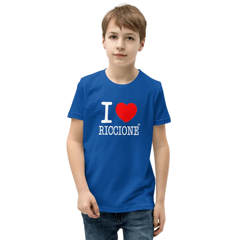 Ragazzo con t-shirt blu streetwear I love Riccione, stampa cuore rosso, stile urban casual