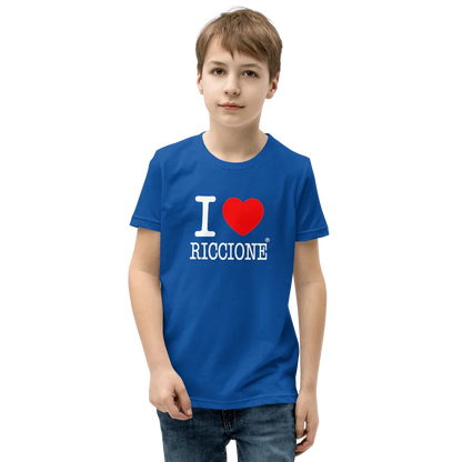Ragazzo con t-shirt blu streetwear I love Riccione, stampa cuore rosso, stile urban casual