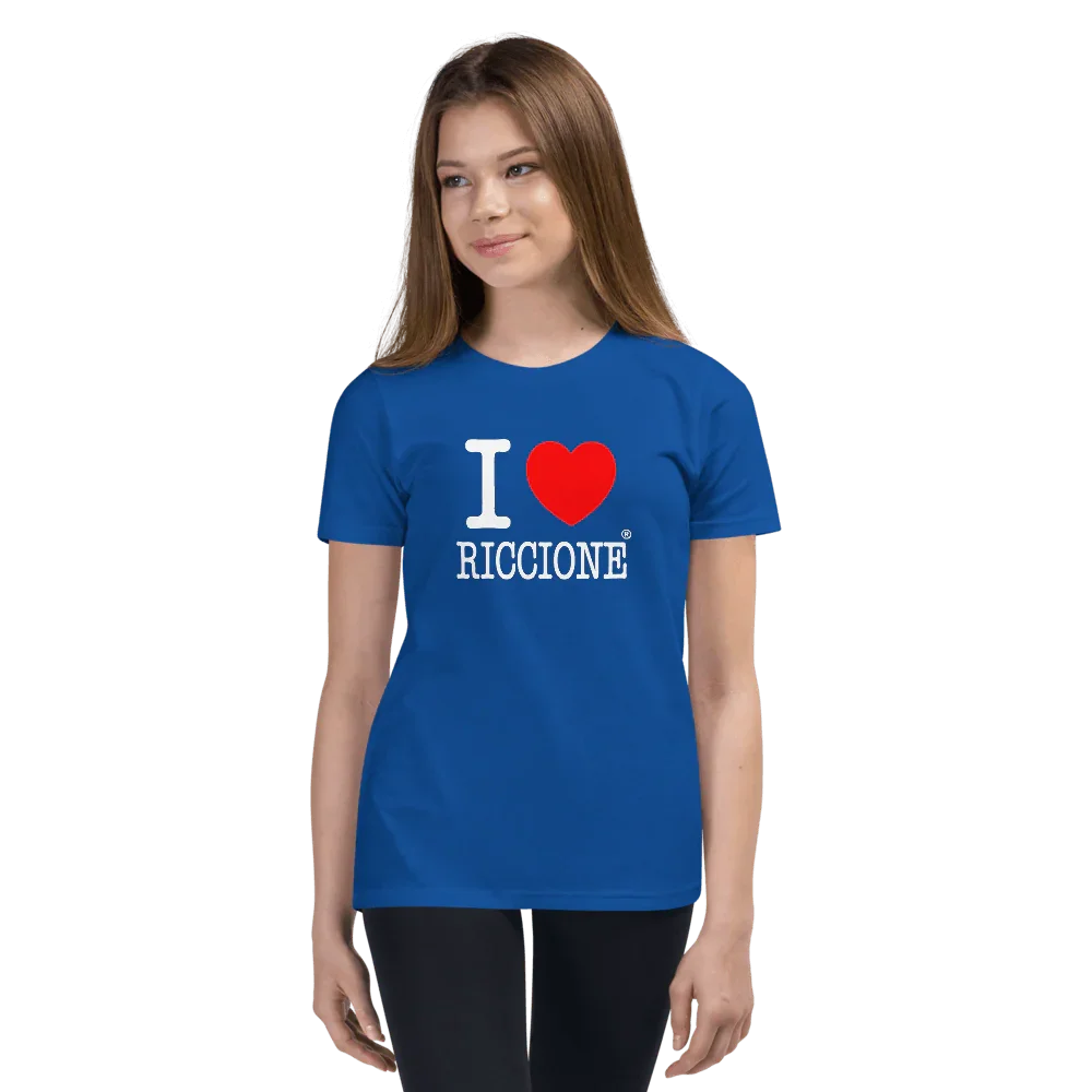 Ragazza indossa t-shirt streetwear blu cotone con stampa I love Riccione, stile urban.