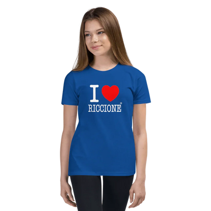 Ragazza indossa t-shirt streetwear blu cotone con stampa I love Riccione, stile urban.