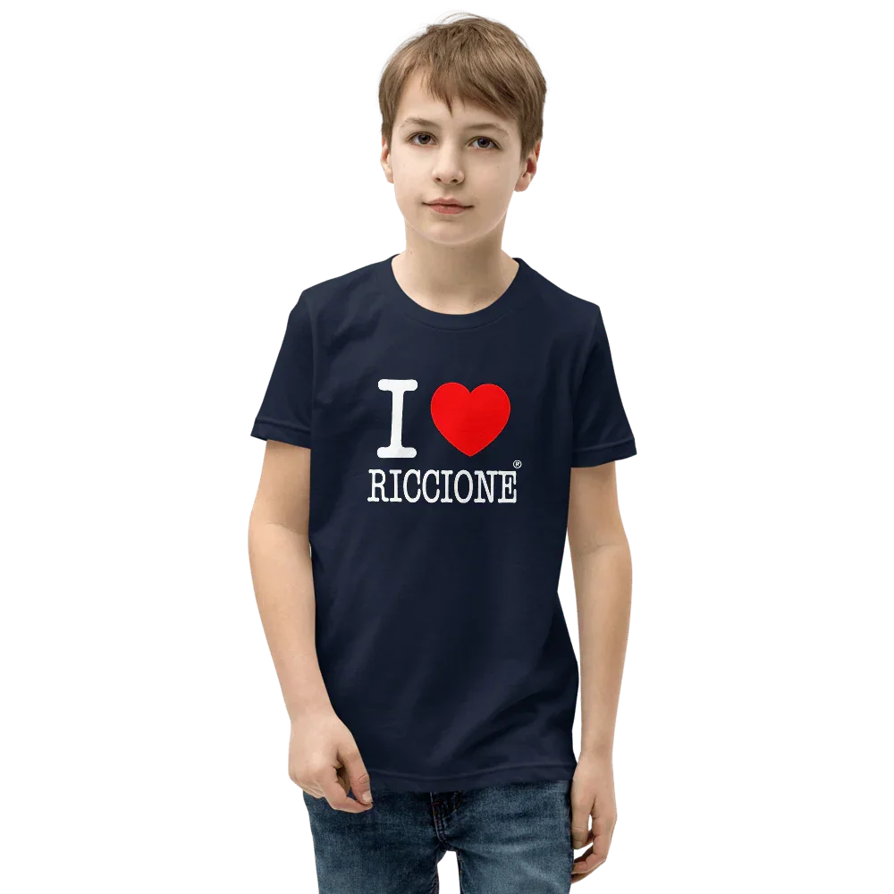 Ragazzo con t-shirt streetwear blu scuro in cotone, scritta I love Riccione con cuore rosso.