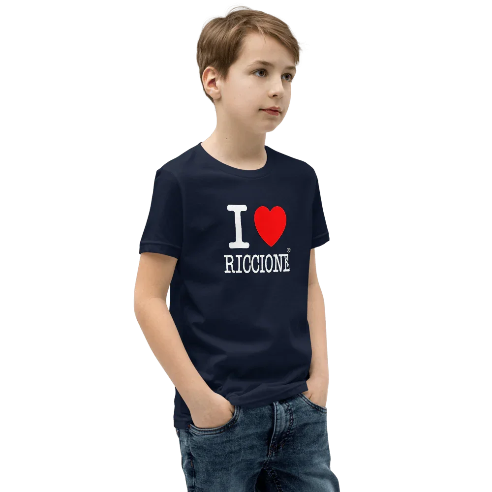 Ragazzo indossa t-shirt streetwear blu scuro in cotone con scritta I love Riccione, stile urban