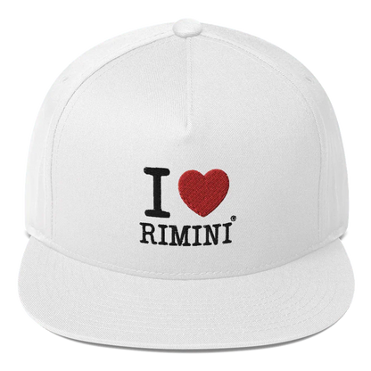 Cappellino streetwear bianco con visiera piatta e ricamo 'I love Rimini' in stile urban.