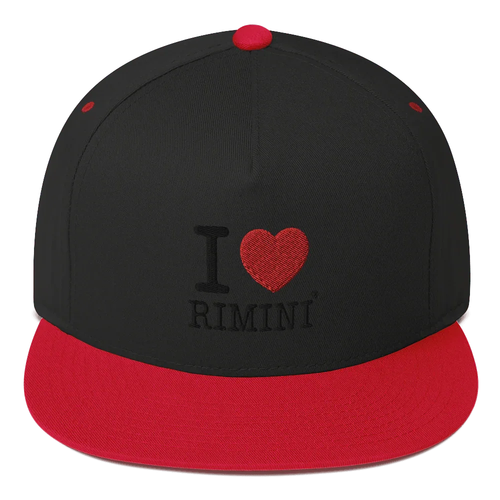 Cappellino streetwear nero con visiera piatta rossa, ricamo I love Rimini sul fronte, stile urban.