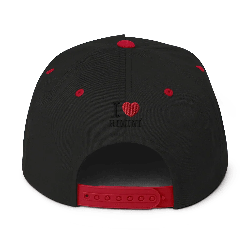 Cappellino streetwear nero con dettagli rossi, scritta ricamata I love Rimini, chiusura regolabile