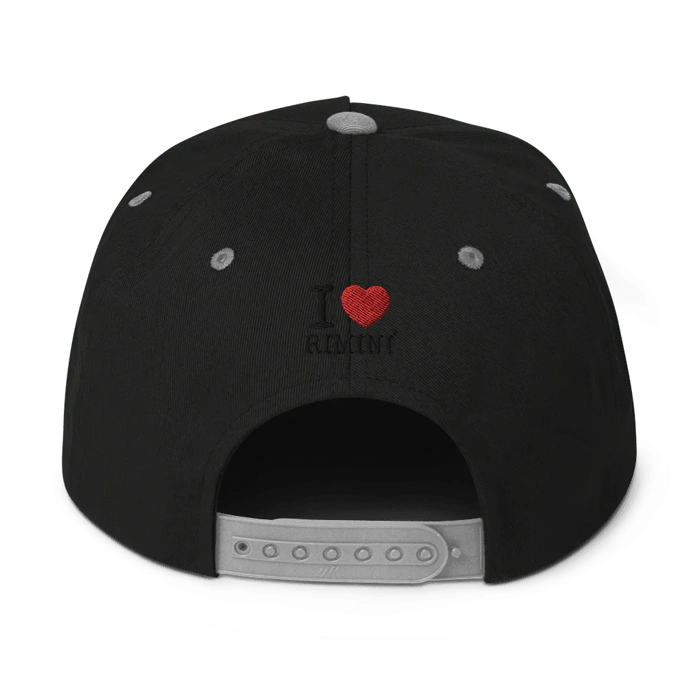 Cappellino streetwear nero con visiera piatta, dettaglio ricamo 'I love Rimini' e chiusura regolabile grigia.