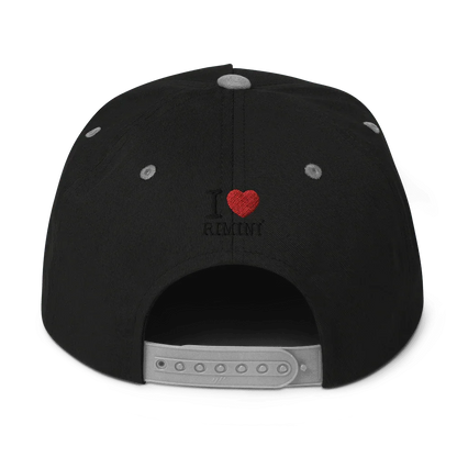 Cappellino streetwear nero con visiera piatta, dettaglio ricamo 'I love Rimini' e chiusura regolabile grigia.
