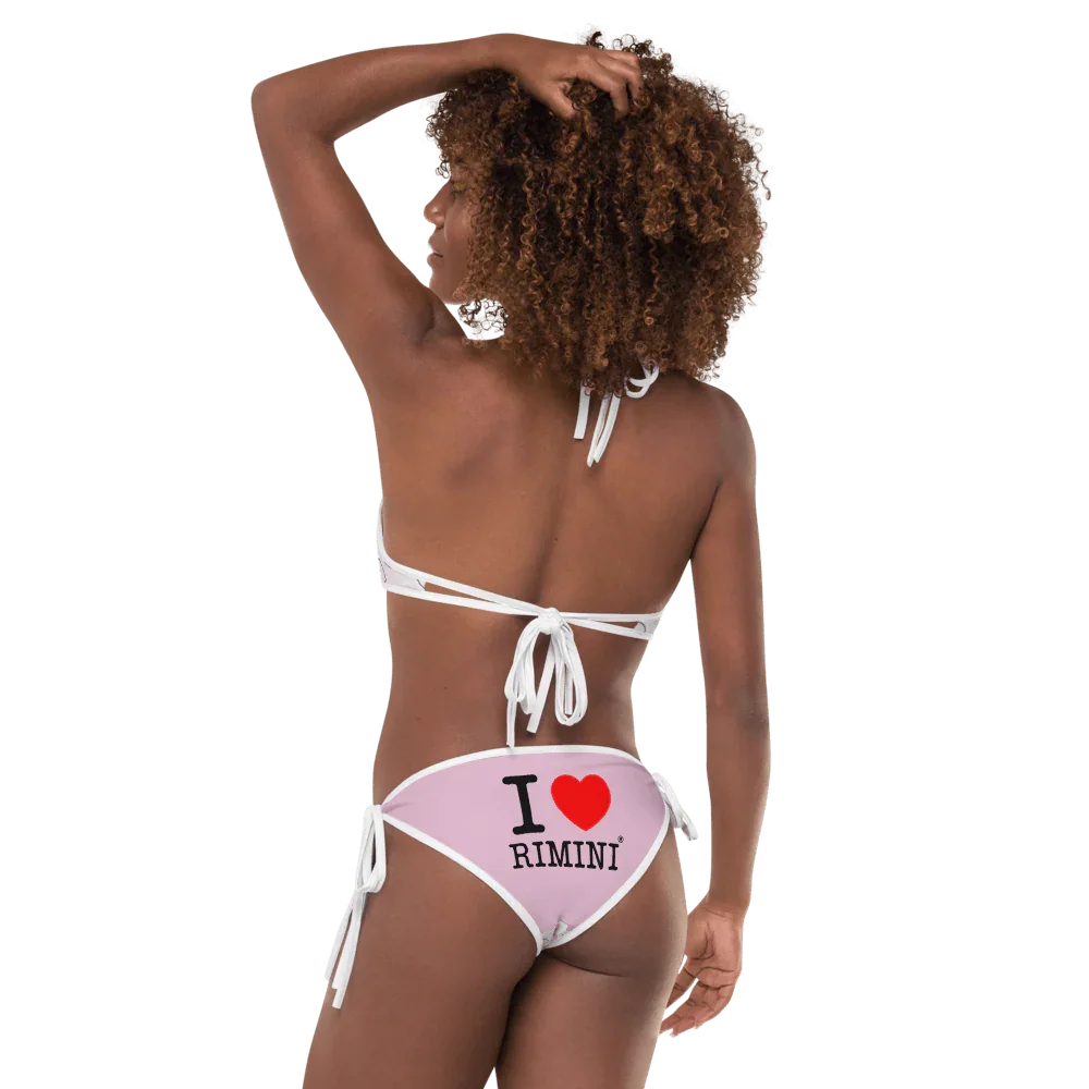 Bikini due pezzi bianco e rosa in stile streetwear con scritta I love Rimini, tessuto leggero.