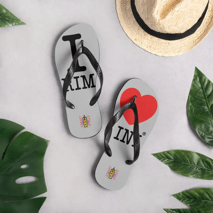 Infradito streetwear grigie con scritta I love Rimini, cinturini neri, stile urban, design moderno.