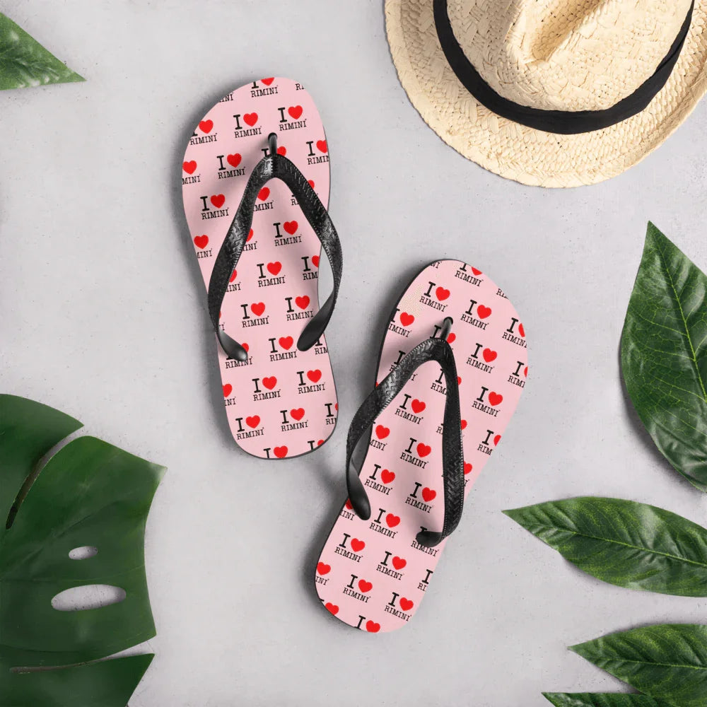 Infradito streetwear rosa con stampa 'I love Rimini', cinturini neri e stile urban estivo