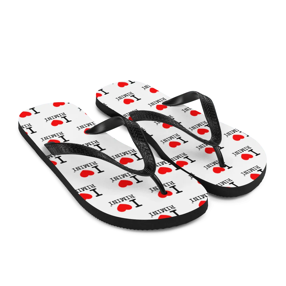 Infradito streetwear bianche con stampa I love Rimini, dettaglio cuori rossi e cinturini neri.