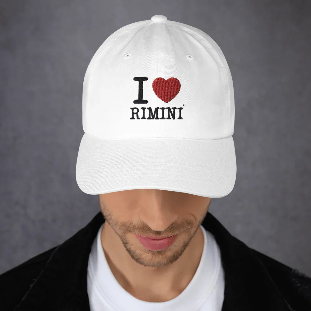 Cappellino streetwear bianco in cotone con scritta ricamata 'I love Rimini' e cuore rosso, stile urban.