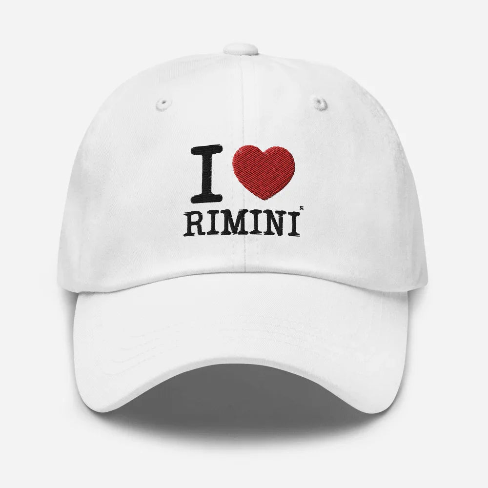 Cappellino streetwear bianco in cotone con ricamo 'I love Rimini' e cuore rosso stile urban.