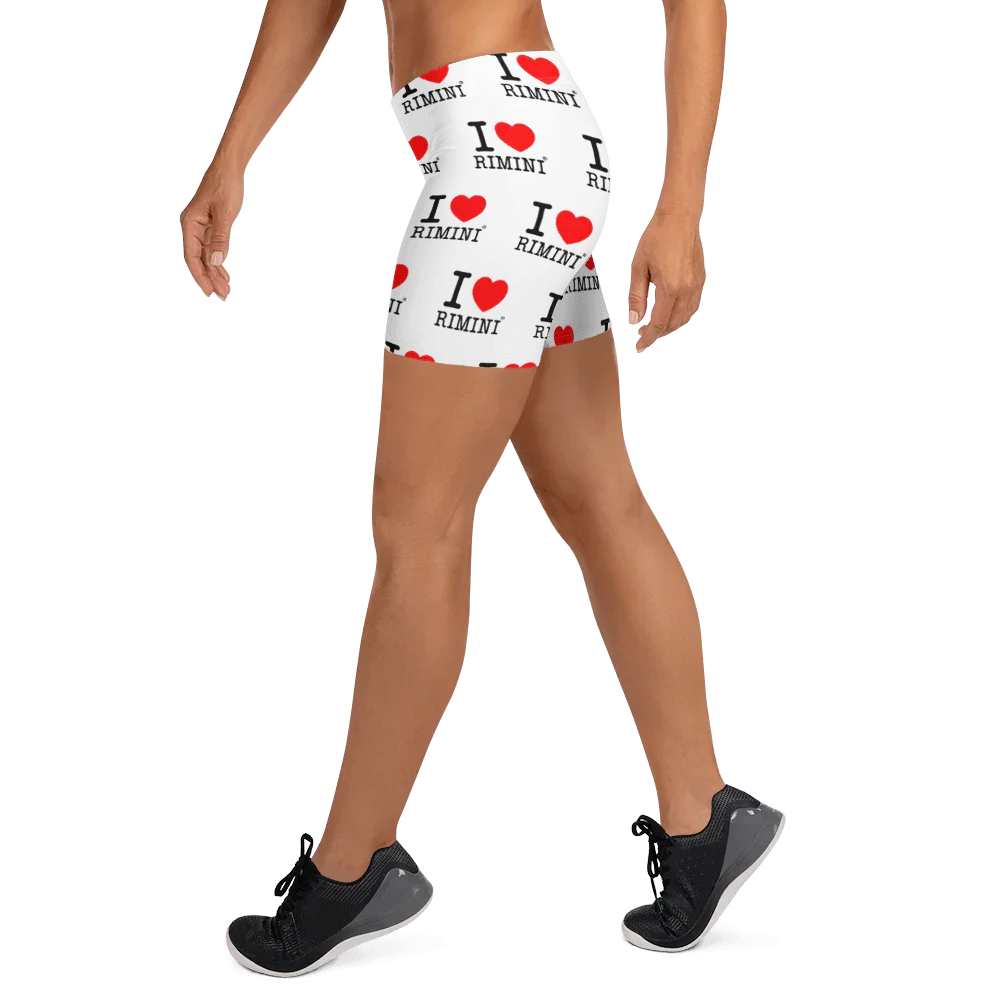 Shorts streetwear donna in tessuto elasticizzato grigio con scritta I Love Rimini e cuori rossi, stile urban