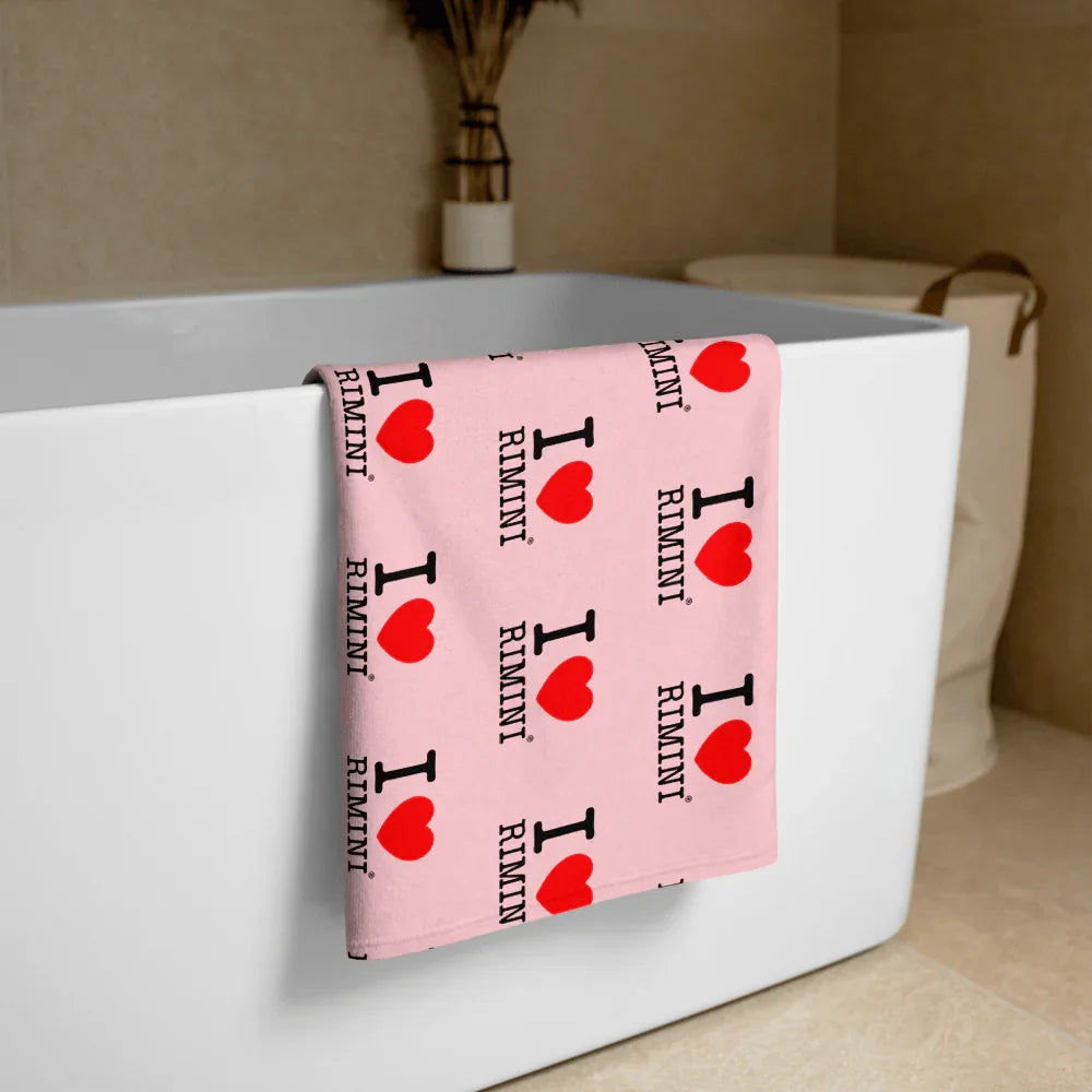 Asciugamano streetwear rosa con scritta I love Rimini, cuori rossi, stile urban, cotone morbido.