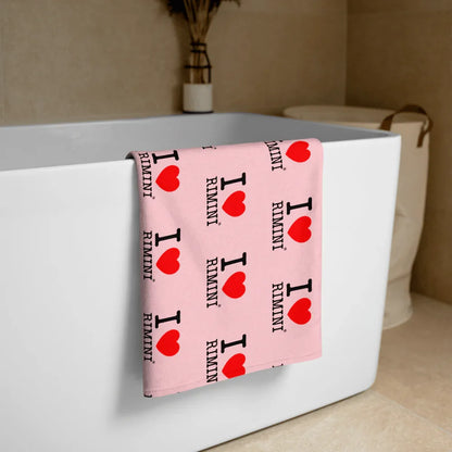 Asciugamano streetwear rosa con scritta I love Rimini, cuori rossi, stile urban, cotone morbido.