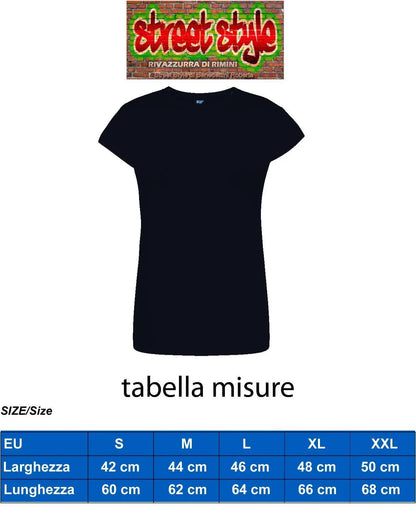 T-shirt donna nera in cotone pettinato, stile streetwear urban, taglie e misure visibili.