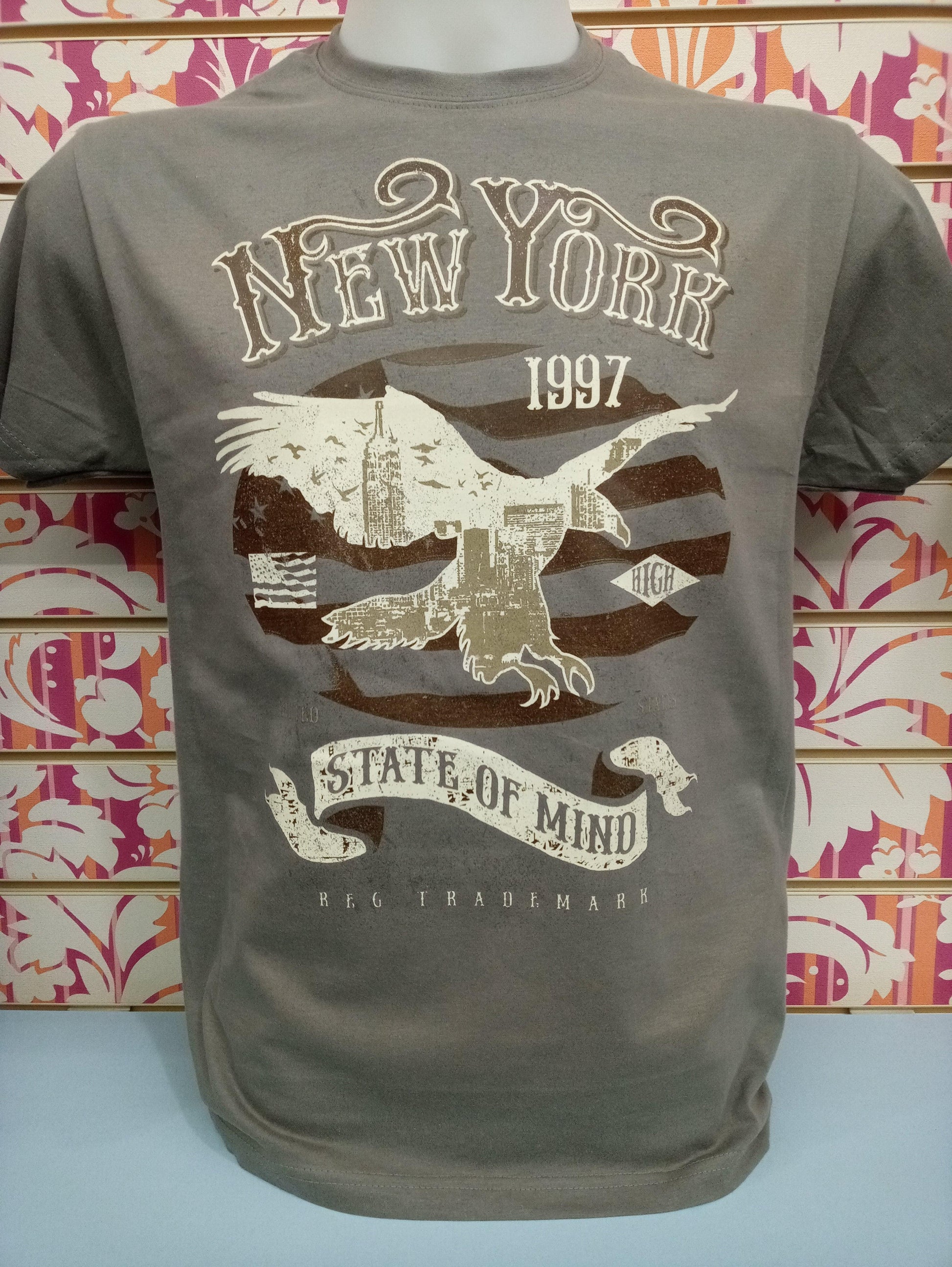 T-shirt streetwear grigia con stampa vintage New York, aquila, skyline e scritte urban.