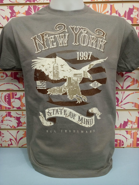 T-shirt streetwear grigia con stampa vintage New York, aquila, skyline e scritte urban.