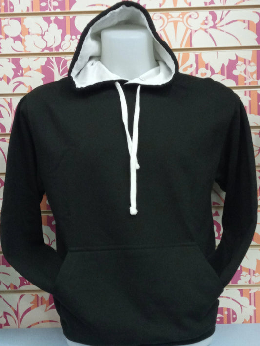 Felpa unisex nera con cappuccio foderato bianco e lacci, stile streetwear urban.