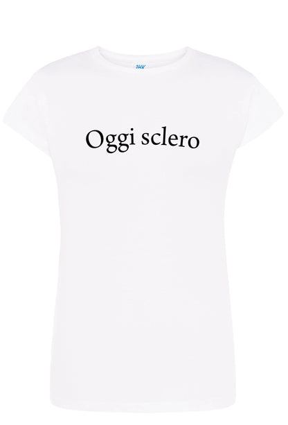 T-shirt donna bianca in cotone pettinato con scritta 'Oggi sclero' in stile streetwear urban.